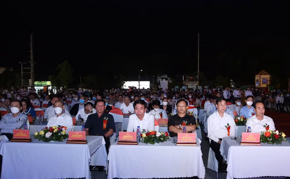 Các đại biểu dự buổi lễ.