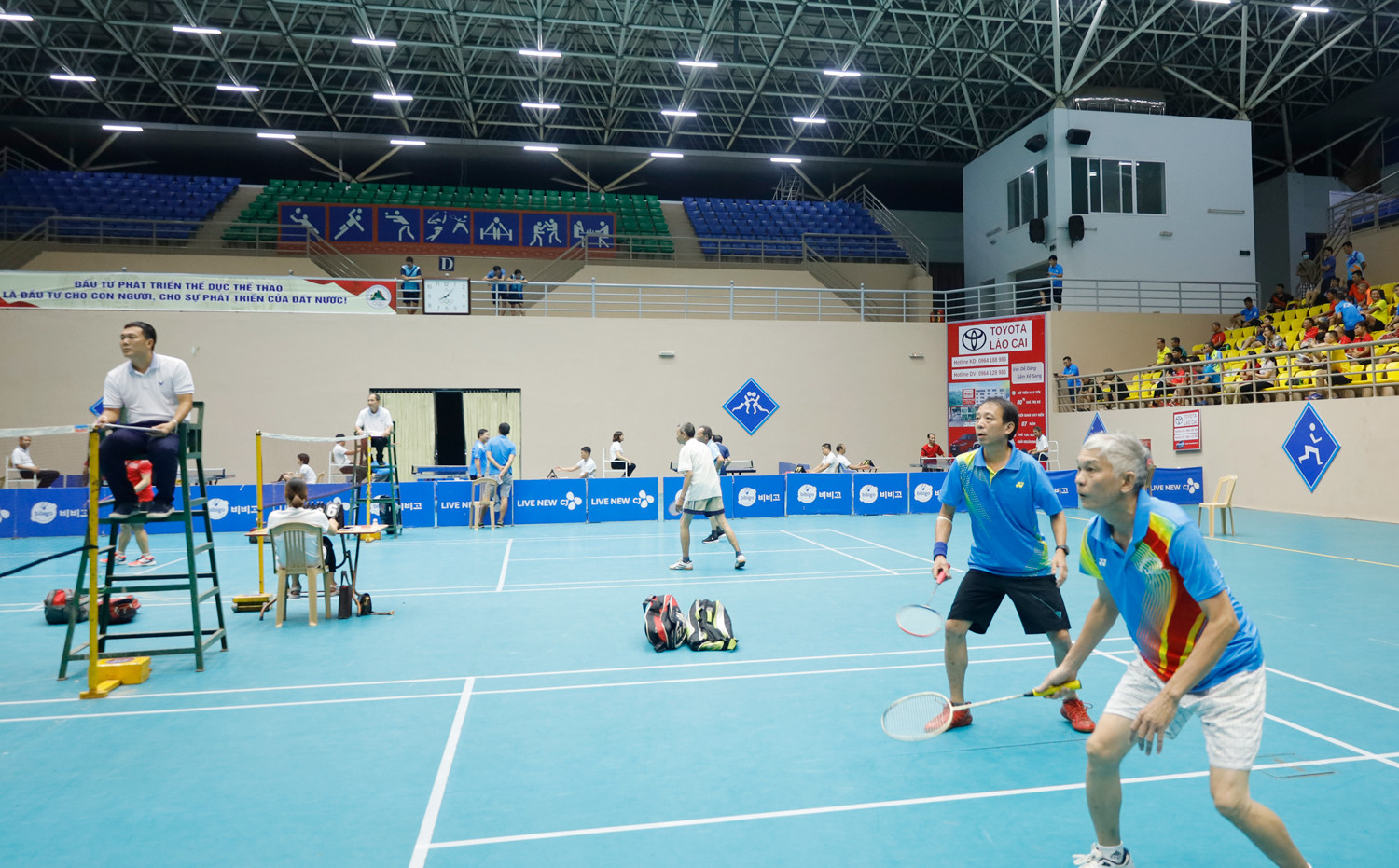 Những trận đấu đầu tiên tại giải.