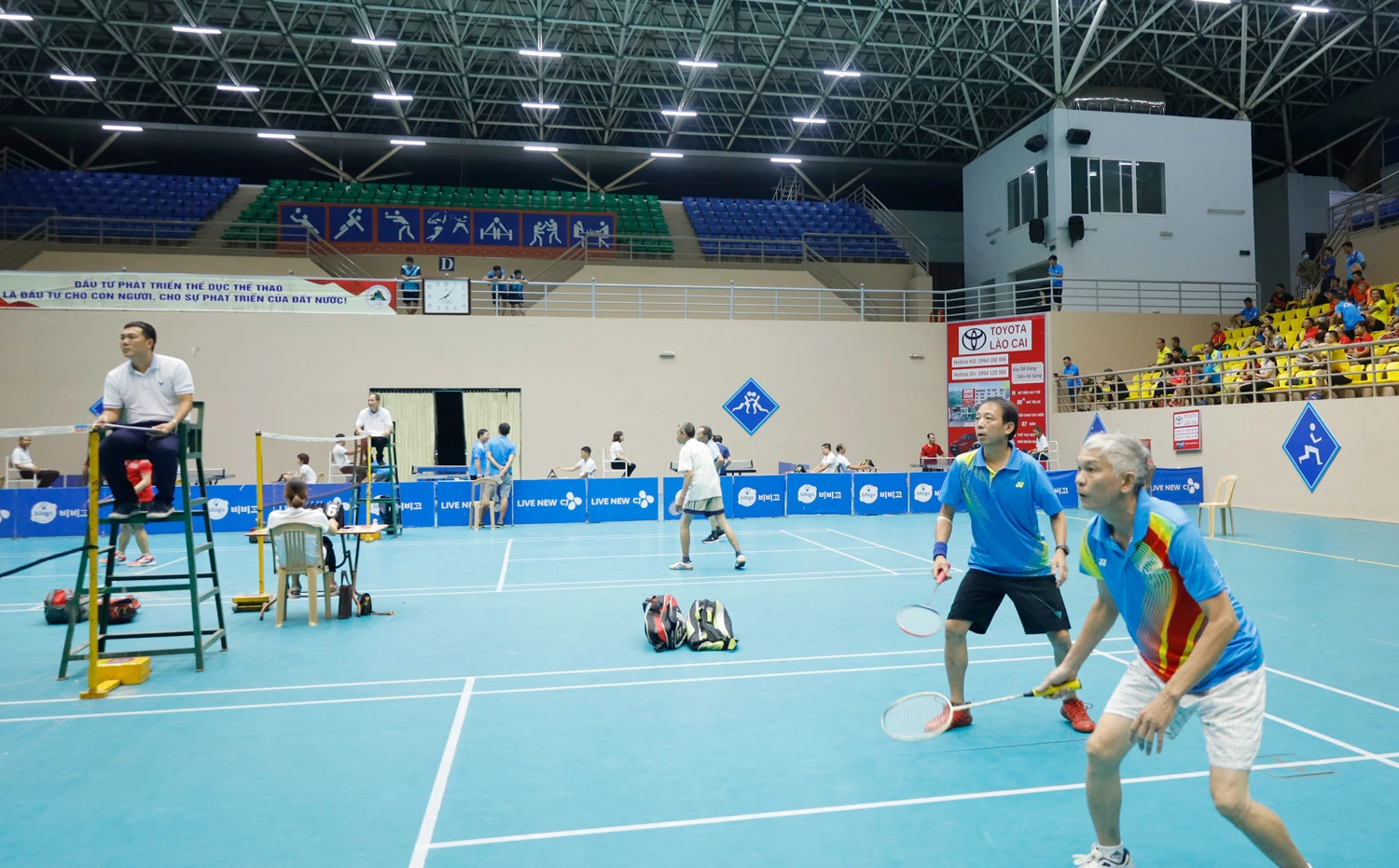 Những trận đấu đầu tiên tại giải.