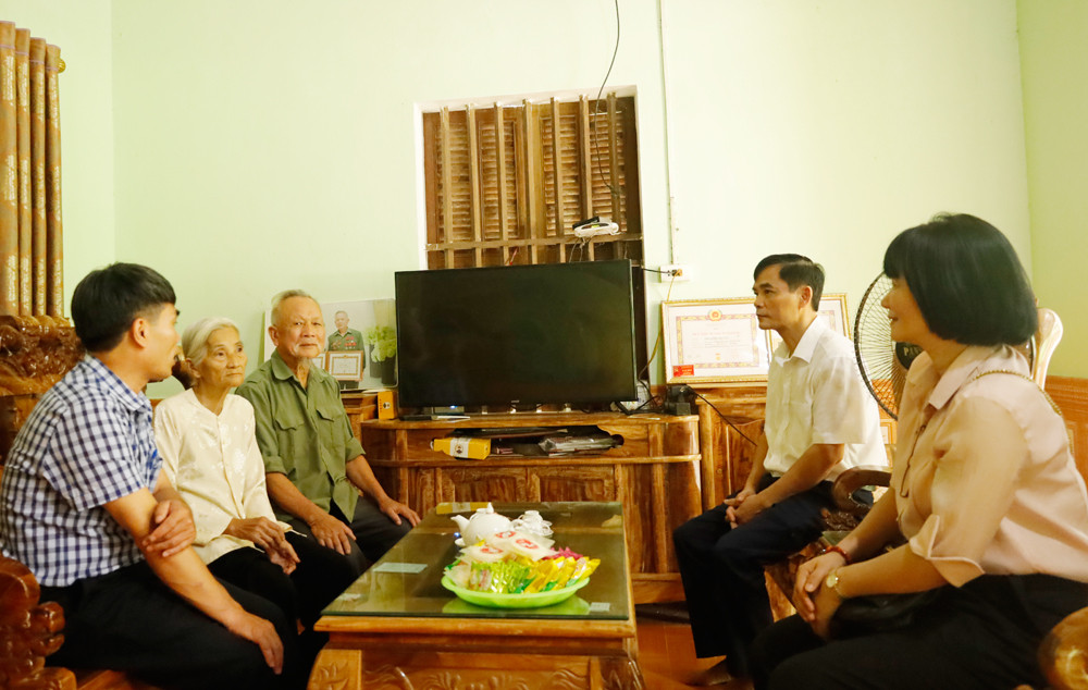 Các cơ quan, đơn vị, địa phương gặp mặt, tặng quà gia đình chính sách ảnh 4