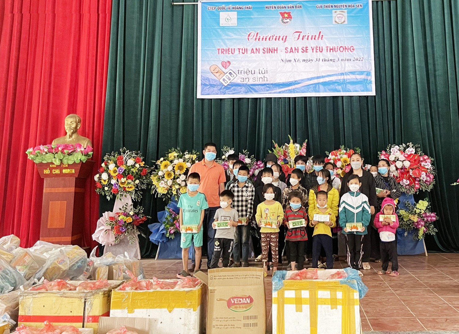 Tặng gói an sinh cho các hộ dân xã Nậm Xé. Tặng bánh, kẹo, quần áo cho trẻ em xã Nậm Xé.