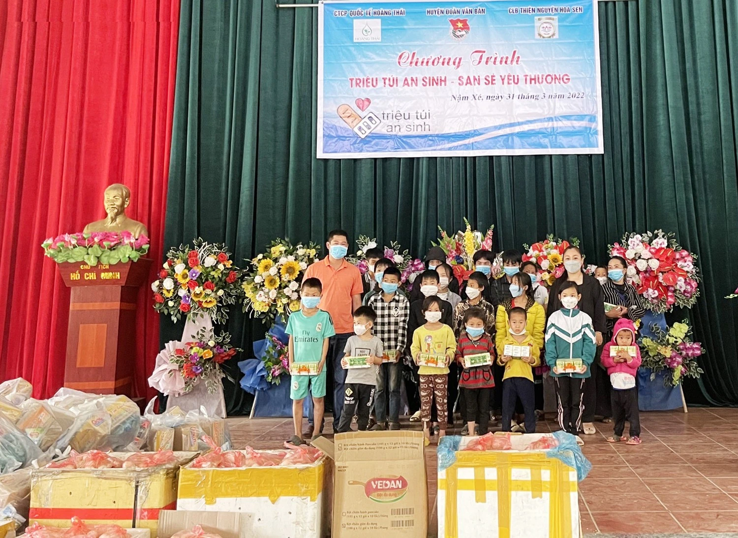 Tặng gói an sinh cho các hộ dân xã Nậm Xé. Tặng bánh, kẹo, quần áo cho trẻ em xã Nậm Xé.