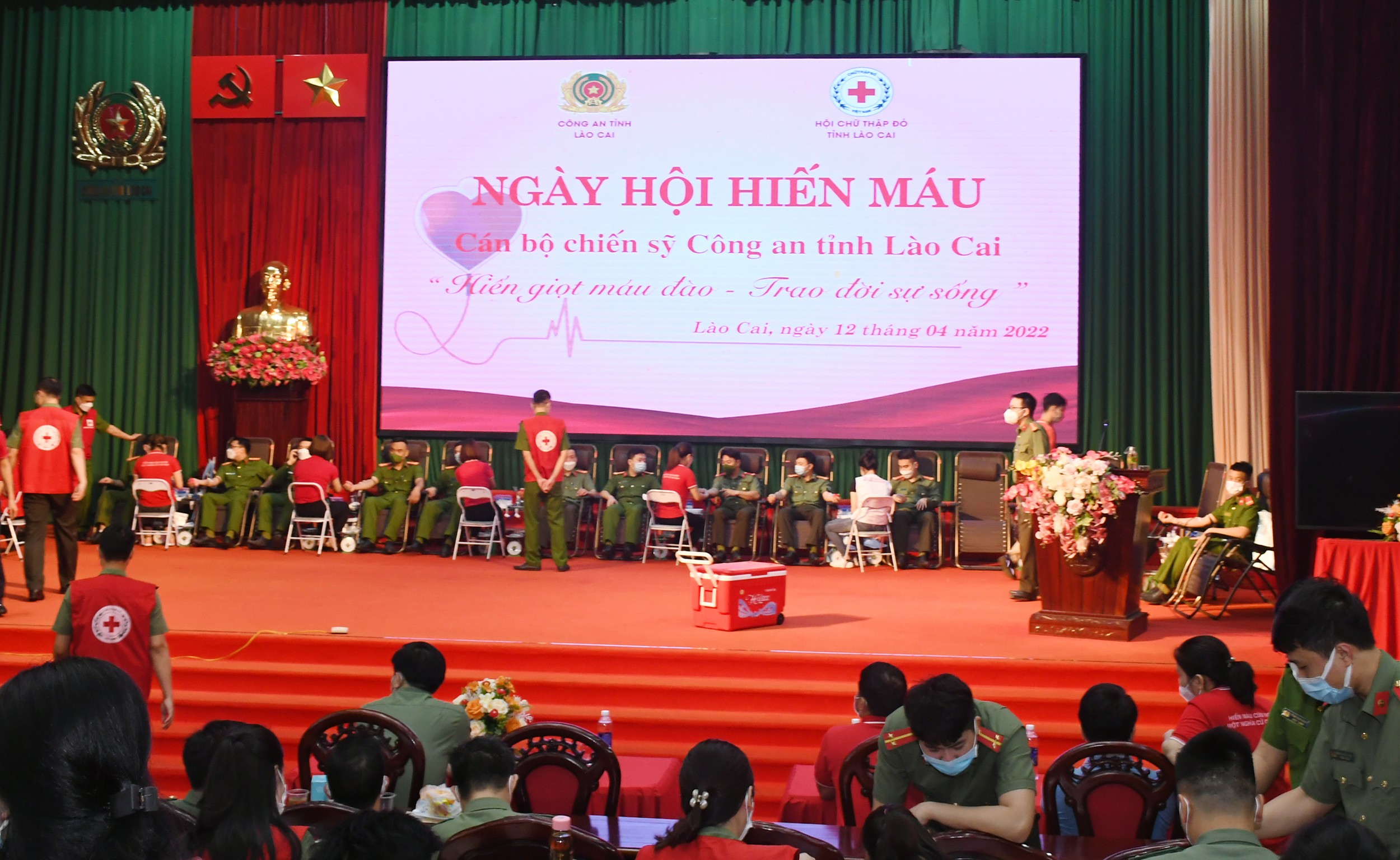 Hơn 300 cán bộ, chiến sĩ công an Lào Cai tham gia hiến máu tình nguyện ảnh 2