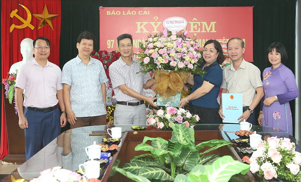 Các cơ quan, đơn vị, địa phương chúc mừng Báo Lào Cai nhân 97 năm Ngày Báo chí cách mạng Việt Nam ảnh 11