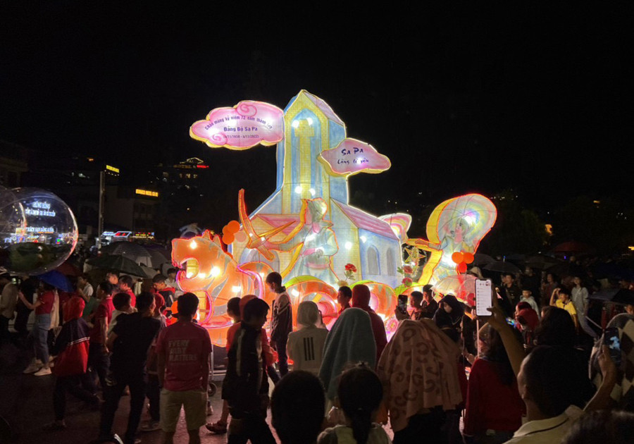 Sa Pa: Lung linh đêm hội trăng rằm ảnh 12 Sa Pa: Lung linh đêm hội trăng rằm ảnh 12