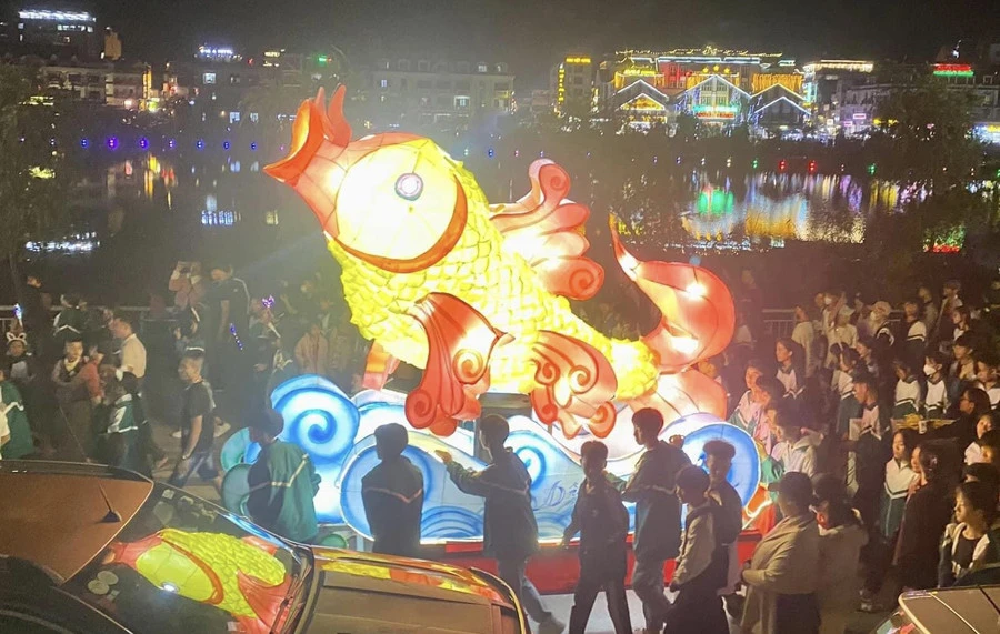 Sa Pa: Lung linh đêm hội trăng rằm ảnh 7