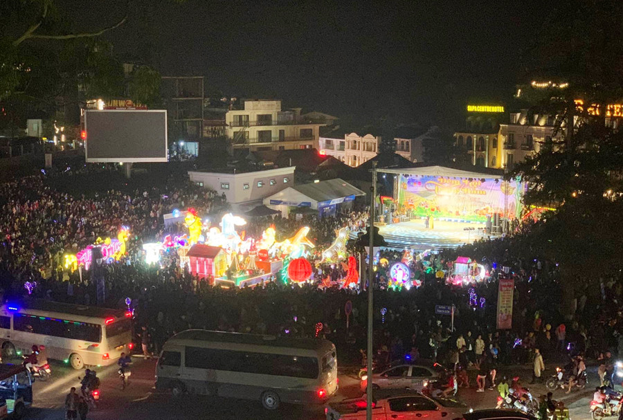 Sa Pa: Lung linh đêm hội trăng rằm ảnh 2 Sa Pa: Lung linh đêm hội trăng rằm ảnh 2