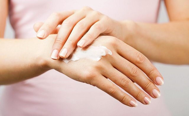 'Thuốc 7 màu' và những tác hại khi sử dụng không đúng cách ảnh 2 Dùng mỹ phẩm hoặc kem thoa ngoài da cũng cần kiểm tra tình trạng dị ứng trước khi sử dụng.