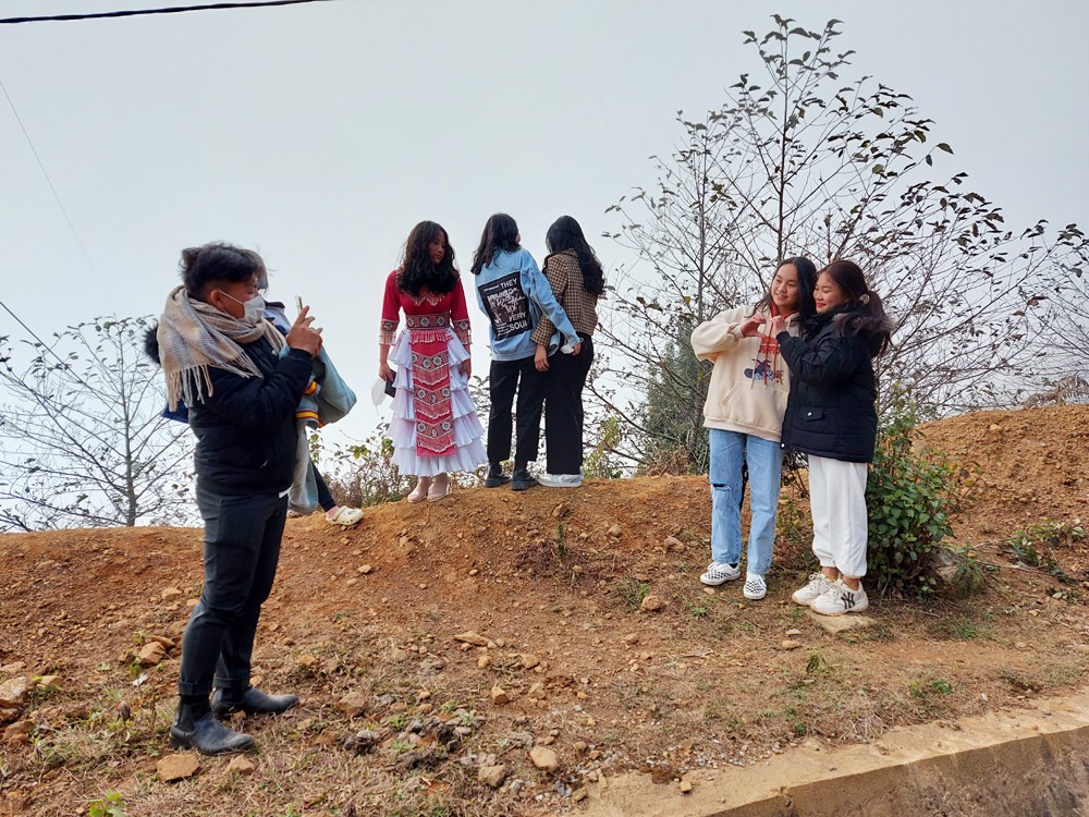 Hai ngày qua, Y Tý chìm trong sương mù, nhưng hoa đào bung nở rực rỡ và khung cảnh mờ ảo vẫn hấp dẫn du khách đến với vùng đất này. Nhiều đoàn du khách từ các tỉnh miền xuôi lên Y Tý du lịch, thích thú dừng xe bên đường để trải nghiệm cảnh mây bay. Các bạn trẻ chụp ảnh lưu niệm trong những ngày đầu xuân tại Y Tý. Nhiều homestay ở Y Tý đã chật kín du khách trong ngày mùng 4 Tết. Dịp tết Nguyên đán cũng là thời điểm nhiều bạn trẻ, gia đình đồng bào Mông đến “sân bay” Phìn Hồ chơi Tết, du xuân. Do tình hình dịch bệnh Covid -19 diễn biến phức tạp, nên chính quyền xã Y Tý cắm biển không tụ tập đông người và cử lực lượng công an, dân quân trực tại các lối vào “sân bay” Phìn Hồ. Du khách lên Y Tý thích thú chụp ảnh cùng những cô sơn nữ Hà Nhì trang phục rực rỡ. Đón Tết và du xuân ở "thiên đường mây" Y Tý để lại nhiều kỷ niệm đẹp với du khách bốn phương.