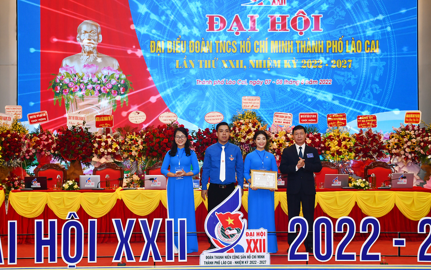 Khen thưởng các tập thể, cá nhân xuất sắc.