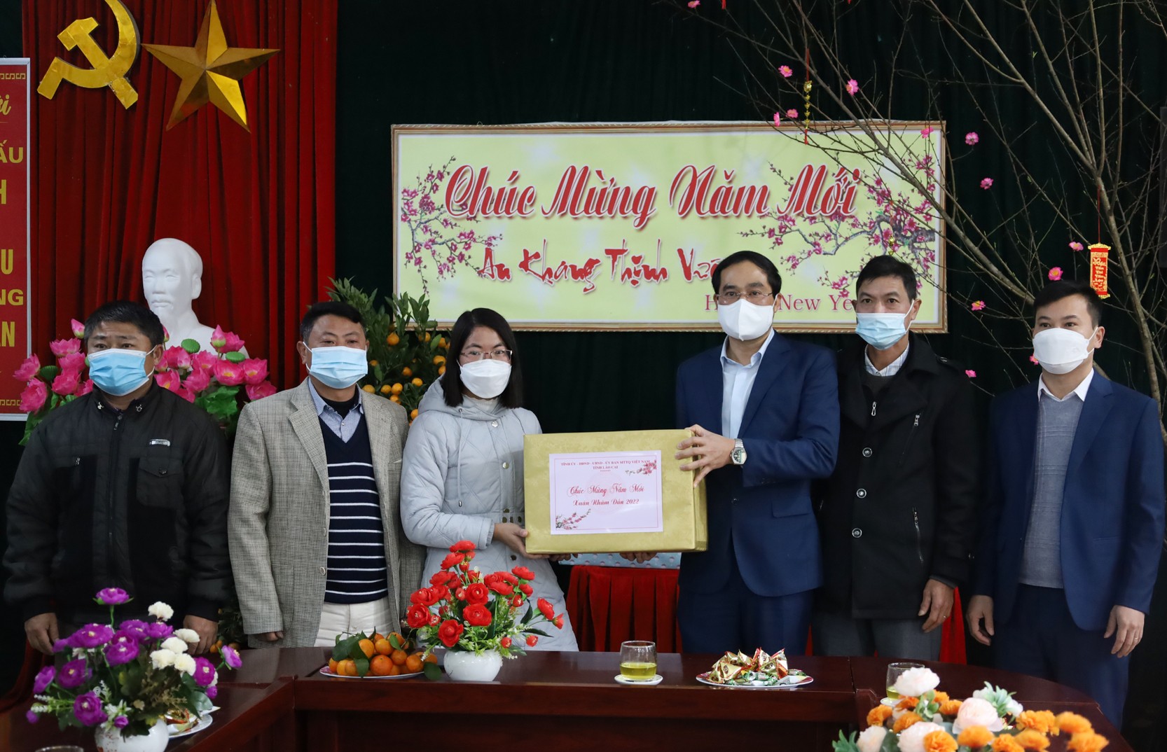 Chủ tịch UBND tỉnh Trịnh Xuân Trường thăm, tặng quà Tết tại huyện Mường Khương ảnh 11