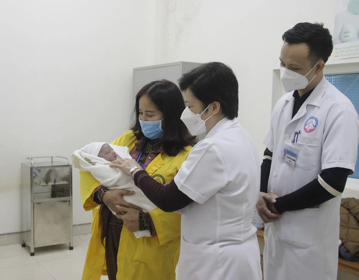 Đón công dân mới trong ngày mùng 1 Tết Nhâm Dần ở Bệnh viện Sản - Nhi tỉnh. Đón công dân mới trong ngày mùng 1 Tết Nhâm Dần ở Bệnh viện Sản - Nhi tỉnh.
