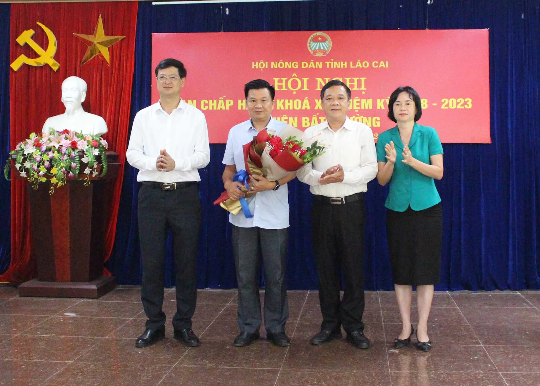 Ban Thường vụ Hội Nông dân tỉnh tặng hoa chúc mừng tân Phó Chủ tịch Hội Nông dân tỉnh. Ban Thường vụ Hội Nông dân tỉnh tặng hoa chúc mừng tân Phó Chủ tịch Hội Nông dân tỉnh.