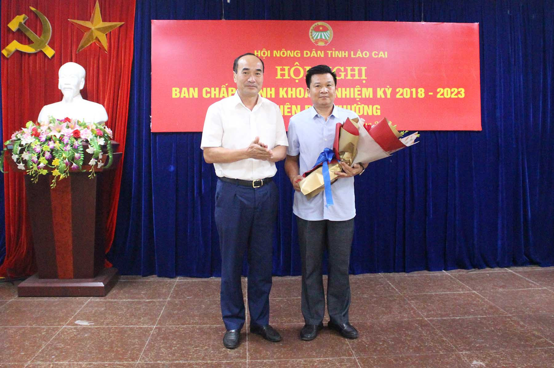 Đồng chí Vũ Xuân Cường, Phó Bí thư Thường trực Tỉnh ủy tặng hoa chúc mừng tân Phó Chủ tịch Hội Nông dân tỉnh.