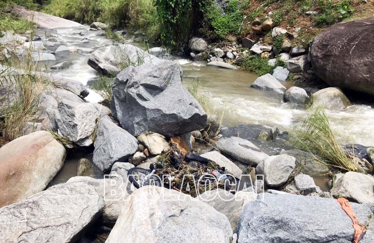 Tìm thấy thi thể 1 người đi xe máy bị lũ cuốn khi qua ngầm trên Tỉnh lộ 152 ảnh 1