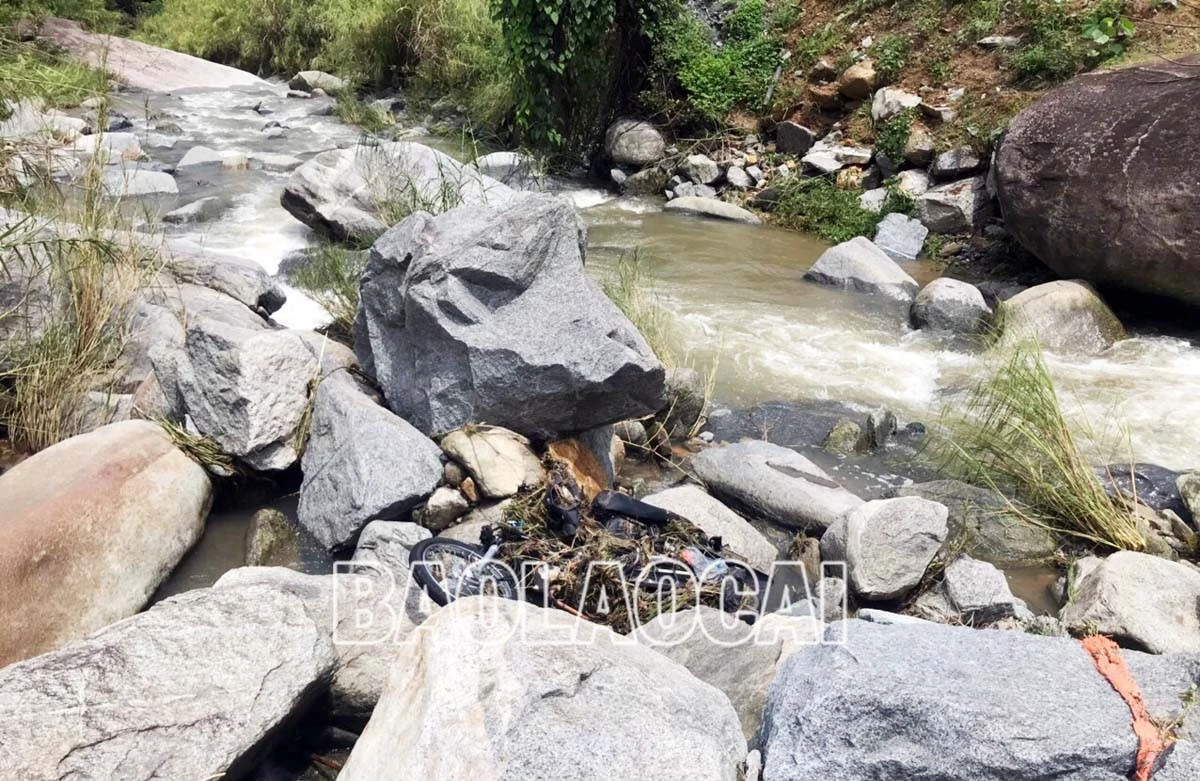 Tìm thấy thi thể 1 người đi xe máy bị lũ cuốn khi qua ngầm trên Tỉnh lộ 152 ảnh 1