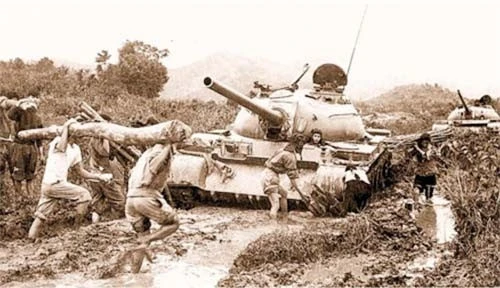 Quân Giải phóng miền Nam Việt Nam khắc phục địa hình, đưa xe tăng tham gia Chiến dịch Nguyễn Huệ năm 1972. Ảnh tư liệu