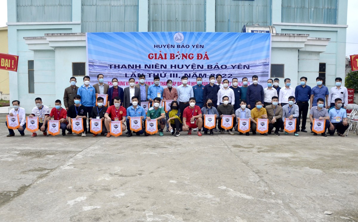 Tặng cờ cho các đội bóng tham dự giải. Tặng cờ cho các đội bóng tham dự giải.