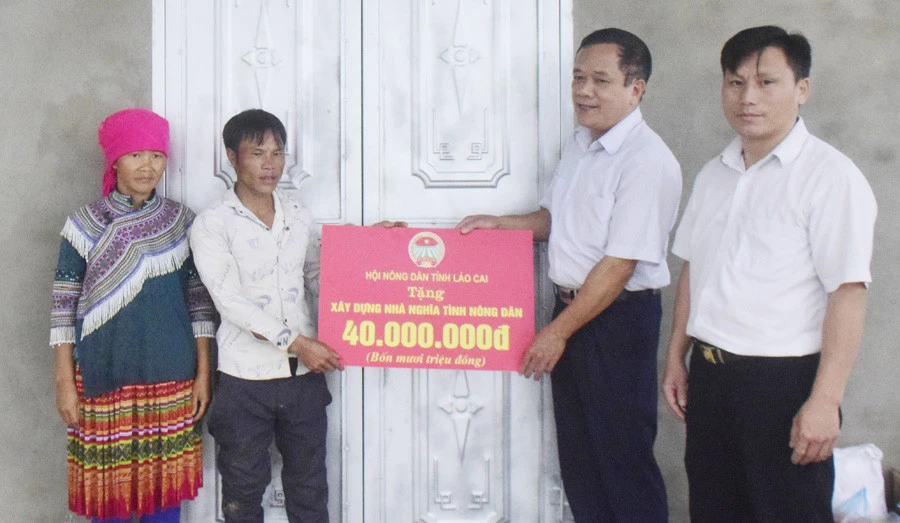 Hội Nông dân tỉnh bàn giao nhà “Nghĩa tình nông dân” cho hội viên nghèo ảnh 1