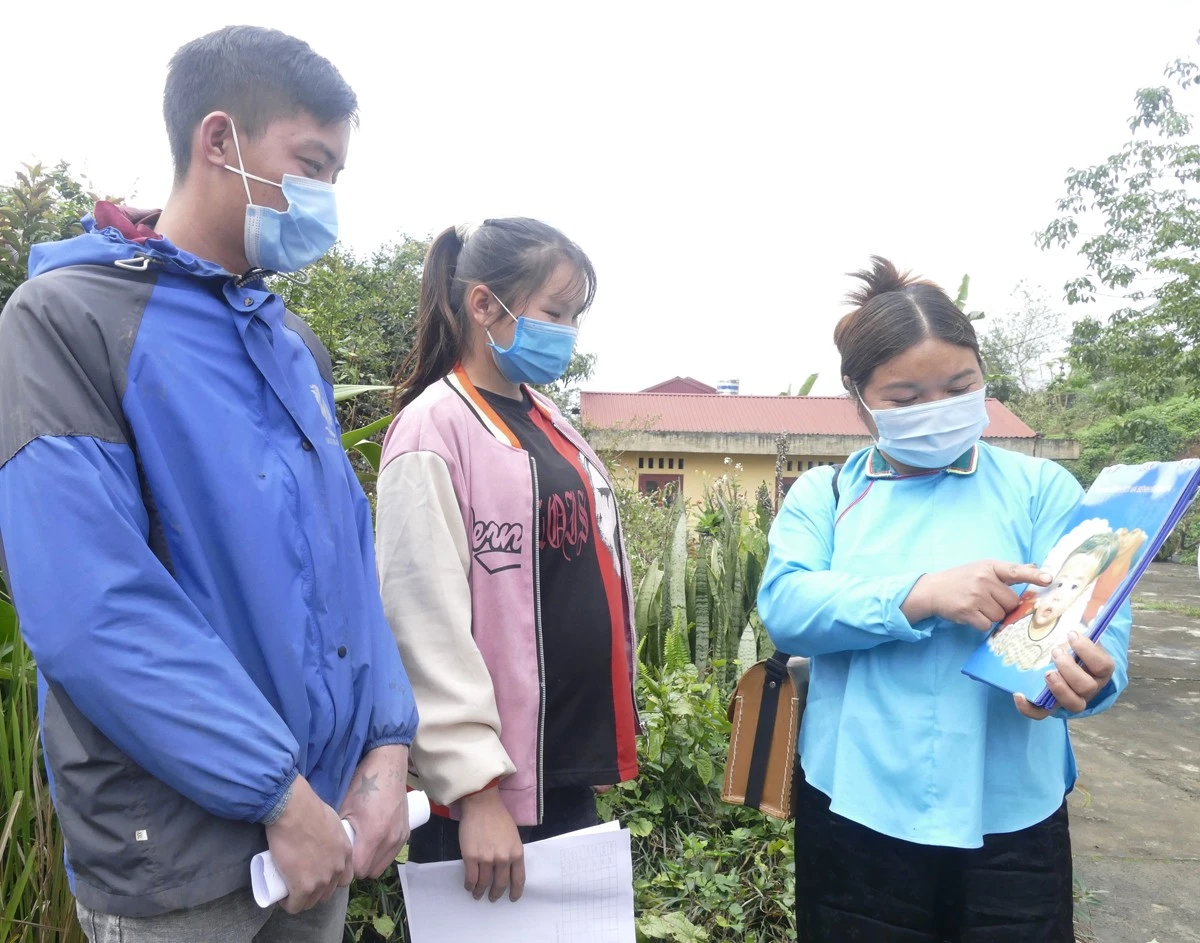 Chị Sin Thị Cọt tuyên truyền kiến thức chăm sóc trẻ nhỏ cho người dân.
