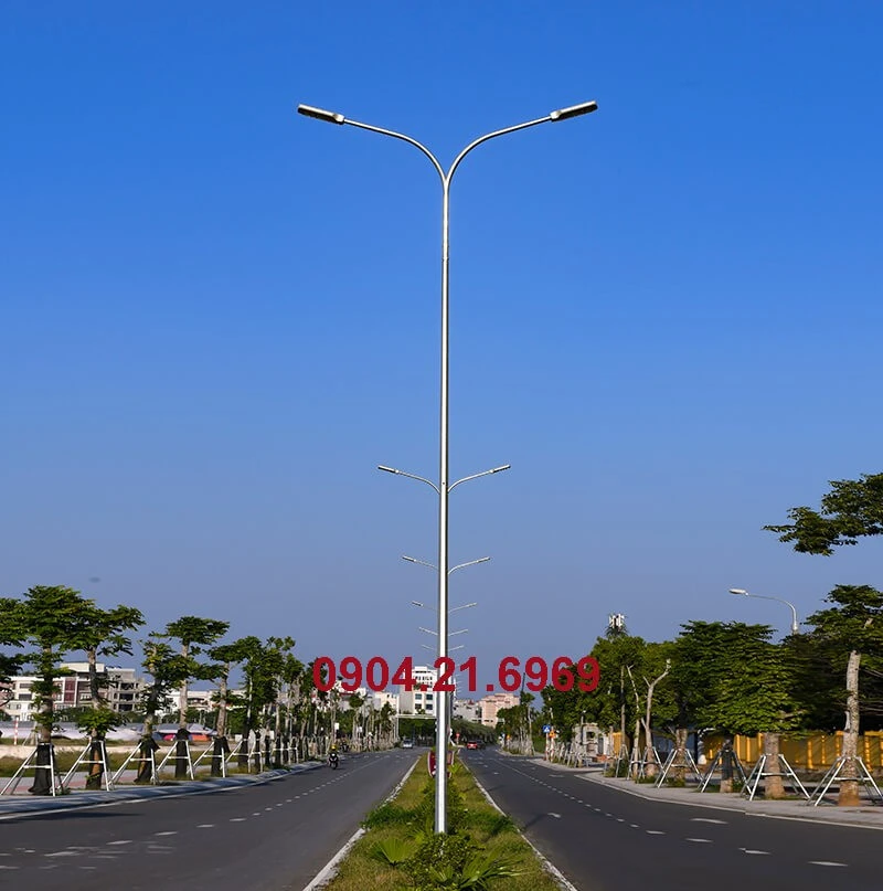 Cột đèn cao áp chiếu sáng đường phố. Cột đèn cao áp chiếu sáng đường phố.