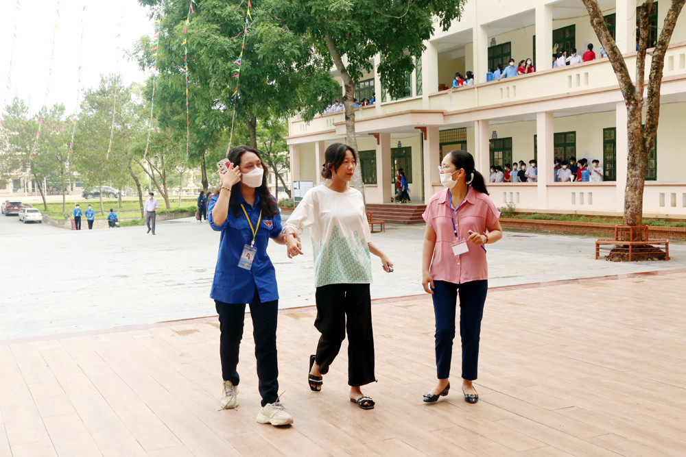 Một thí sinh bị đau chân được các tình nguyện viên đưa vào phòng thi tại Trường THPT Chuyên sáng ngày 10/6/2022.