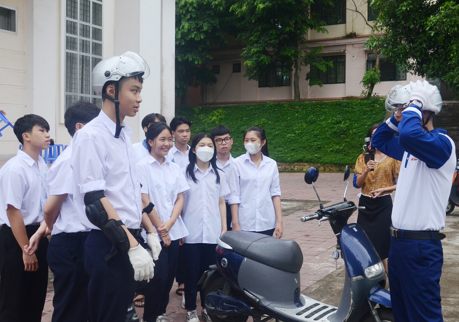 Học sinh tham gia trả lời câu hỏi tìm hiểu Luật Giao thông đường bộ. Tặng quà học sinh trả lời đúng câu hỏi về Luật Giao thông đường bộ. Hướng dẫn sử dụng bảo hộ trước khi đi xe mô tô, xe gắn máy, xe máy điện. Hướng dẫn đội mũ bảo hiểm đúng cách. Kiểm tra an toàn phương tiện trước khi tham gia giao thông. Hướng dẫn tư thế lái xe an toàn. Trải nghiệm lái xe trên sa hình.