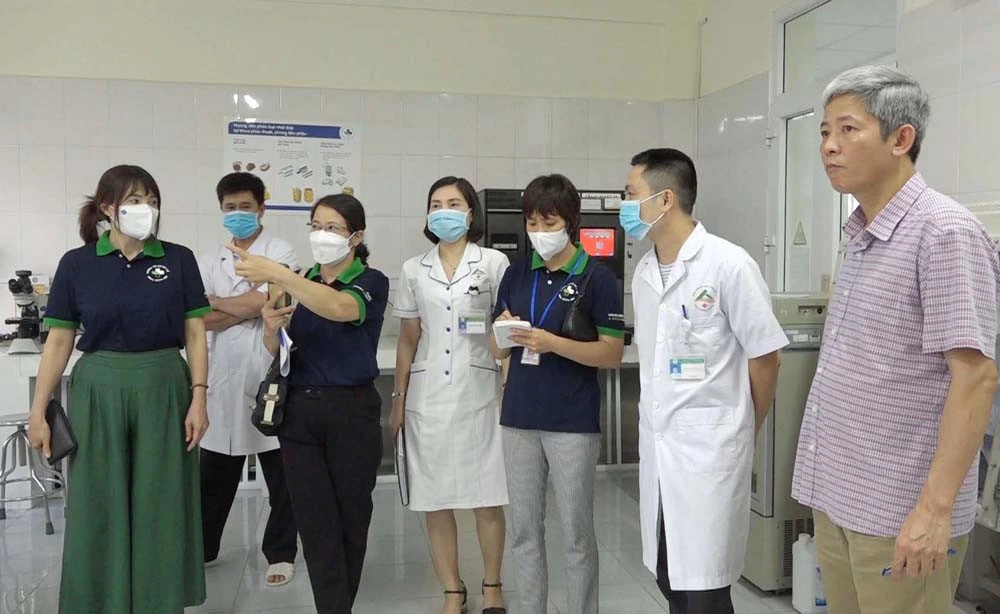 Đoàn công tác kiểm tra thực tế tại Bệnh viện Đa khoa tỉnh.