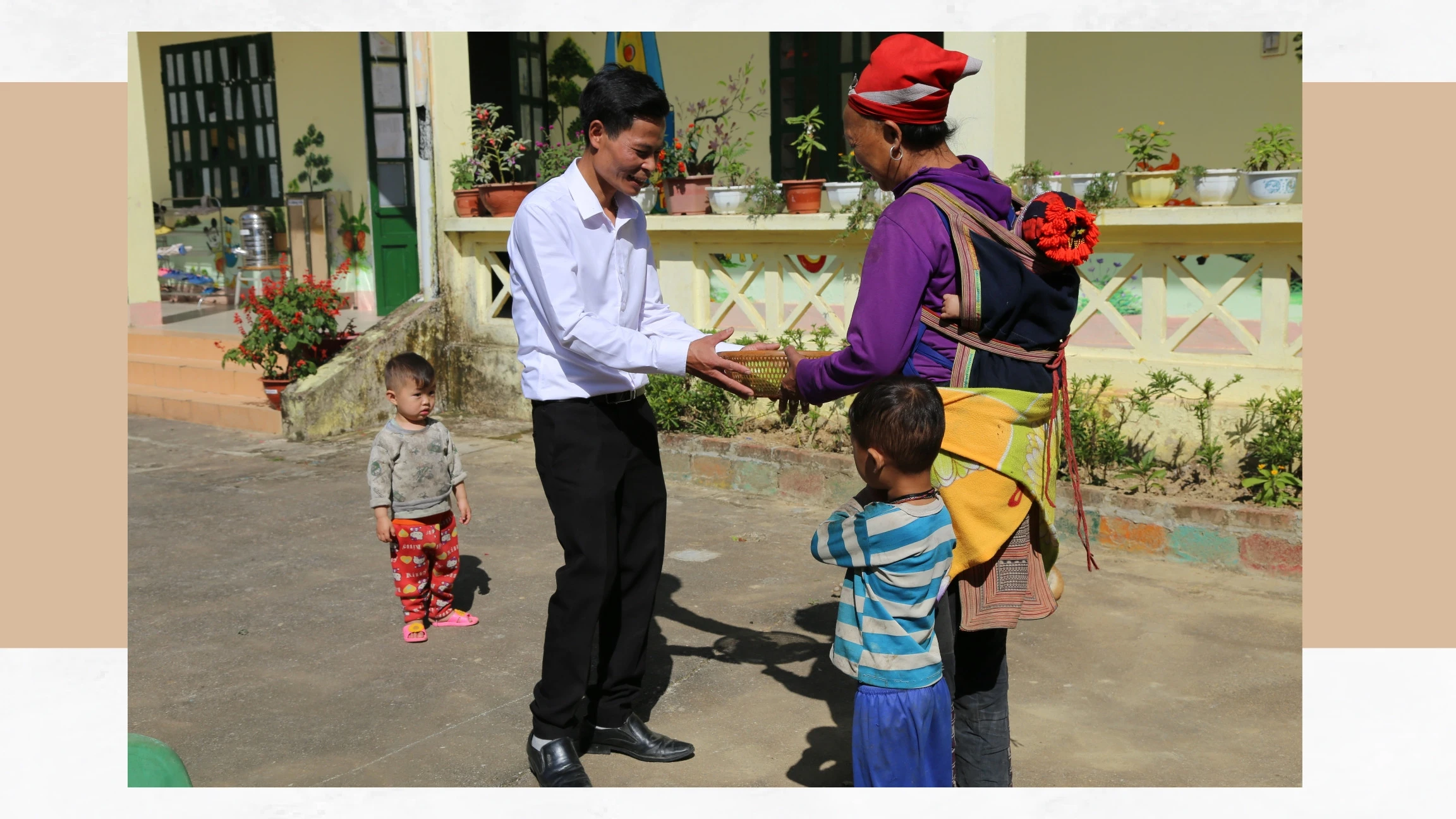 Hạnh phúc ngược về phía núi ảnh 9