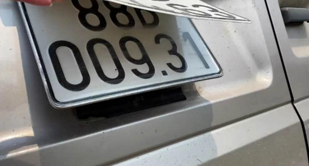 Có phương tiện sử dụng hình thức lật biển số xe để "né" phạt nguội trên cao tốc.