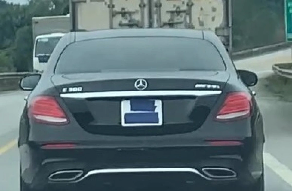 Nhiều phương tiện dán che biển số xe để "né" phạt nguội trên cao tốc.