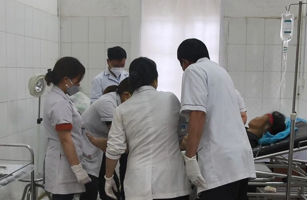 Các bác sĩ Phòng khám Đa khoa khu vực Sím Chéng cấp cứu bệnh nhân.