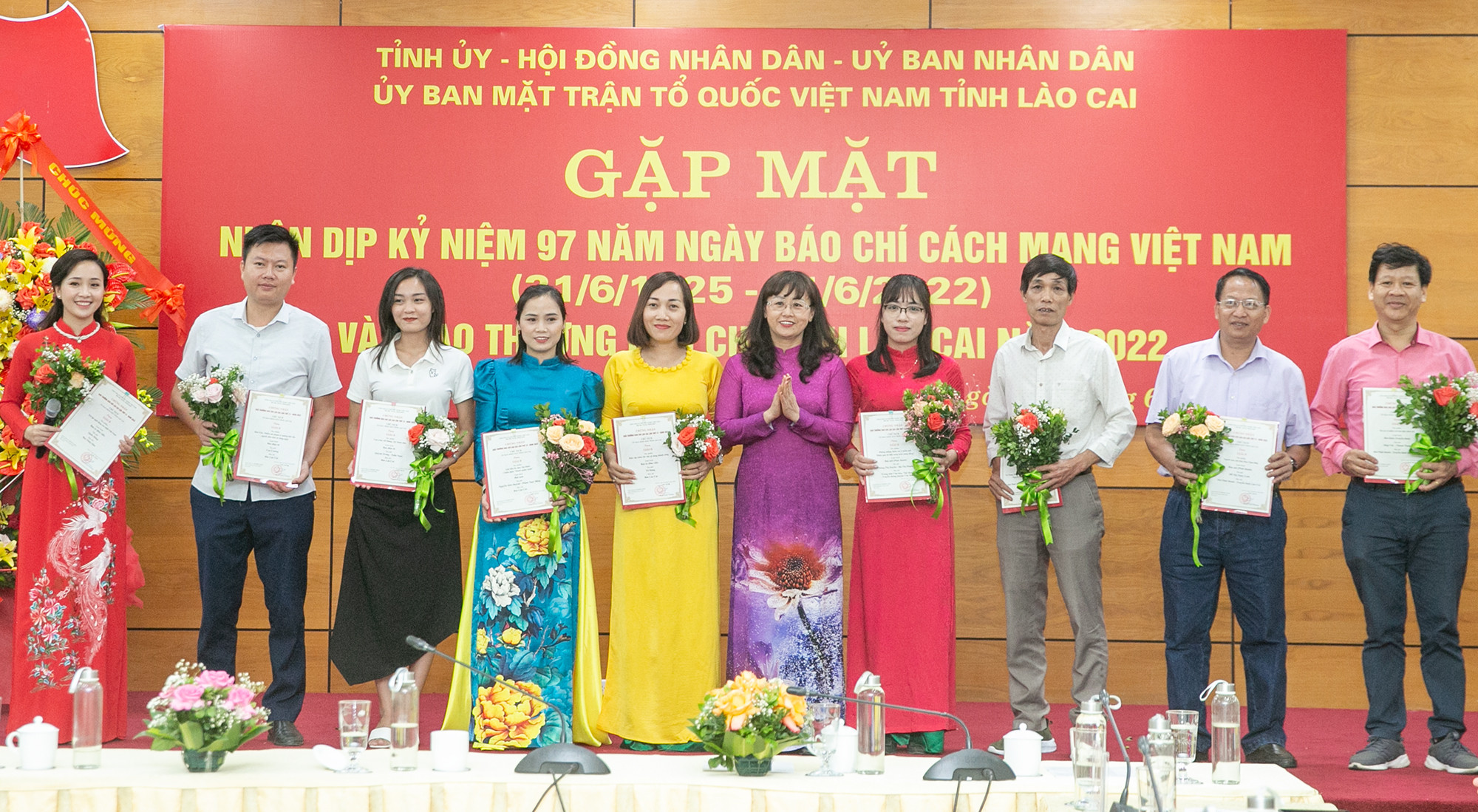 Gặp mặt kỷ niệm 97 năm Ngày Báo chí Cách mạng Việt Nam và trao thưởng báo chí tỉnh Lào Cai năm 2022 ảnh 9