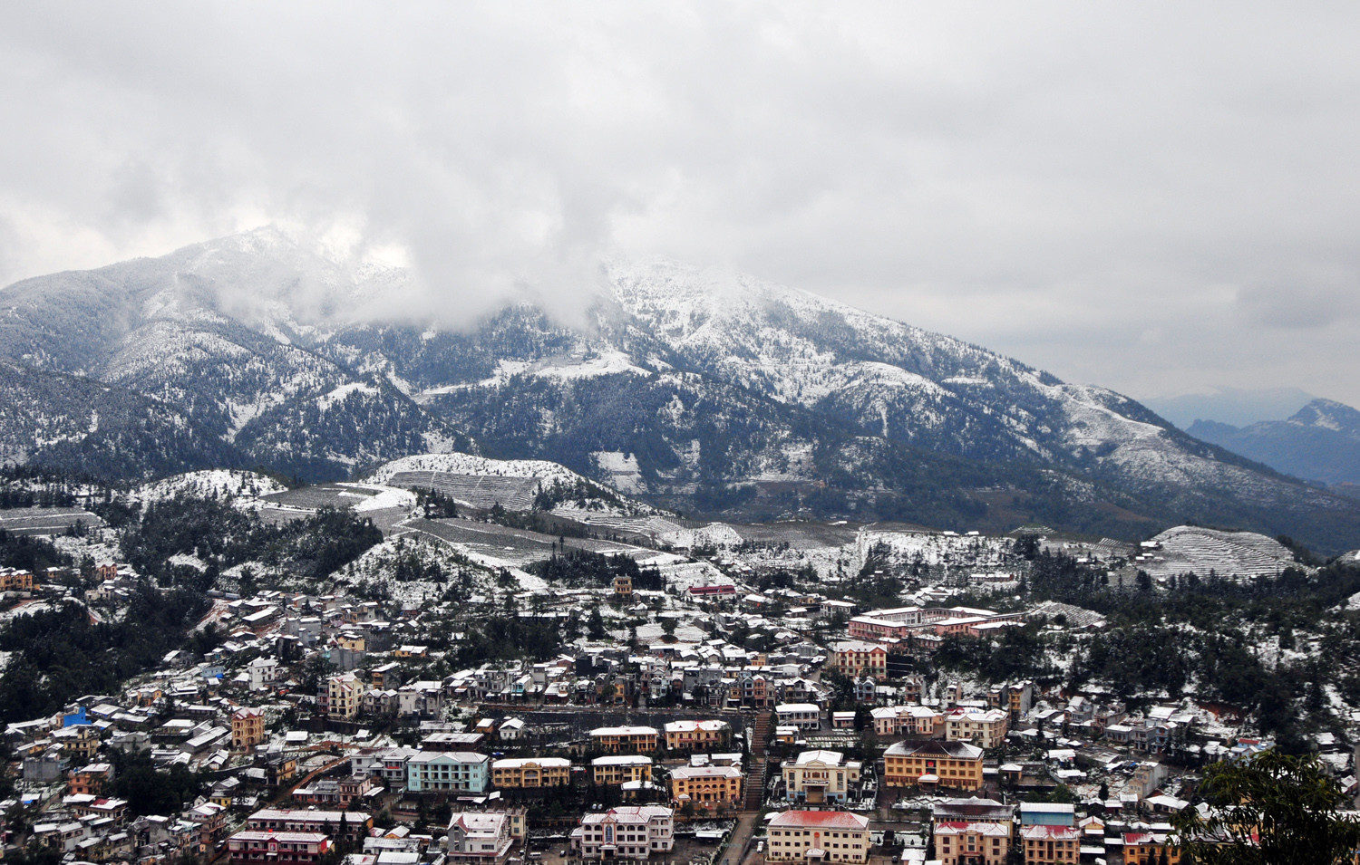 Phong cảnh Sa Pa mùa tuyết rơi. Phong cảnh Sa Pa mùa tuyết rơi.