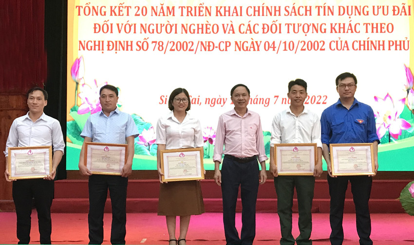 Trao Giấy khen cho các tập thể, cá nhân.