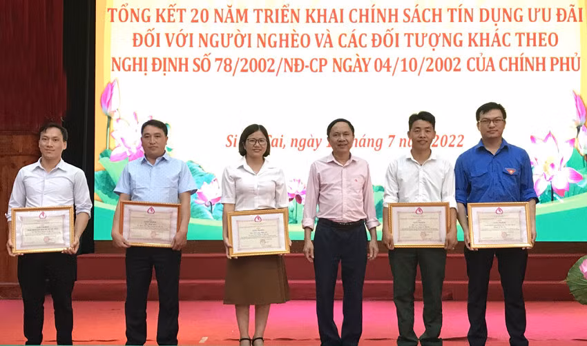 Trao Giấy khen cho các tập thể, cá nhân.