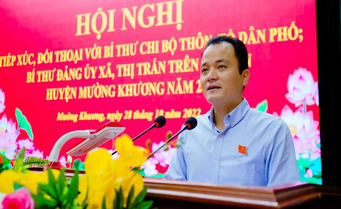 Bí thư Huyện ủy Giàng Quốc Hưng phát biểu tại hội nghị.