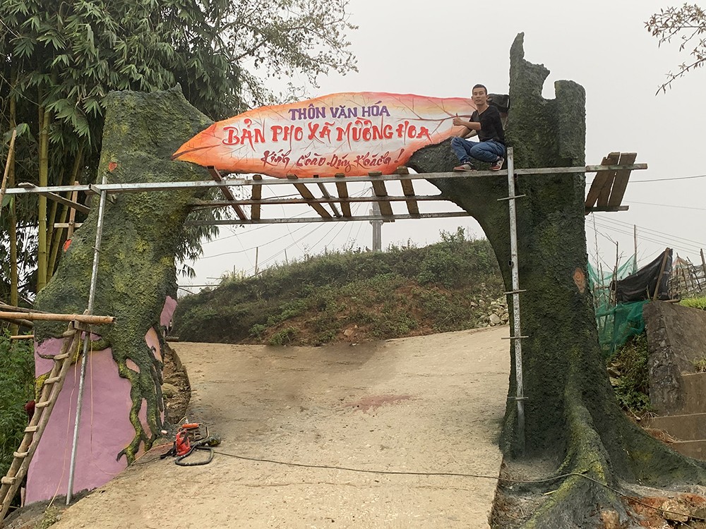 Nhiều người góp sức, góp của để xây dựng cổng thôn, tạo điểm nhấn phát triển du lịch.