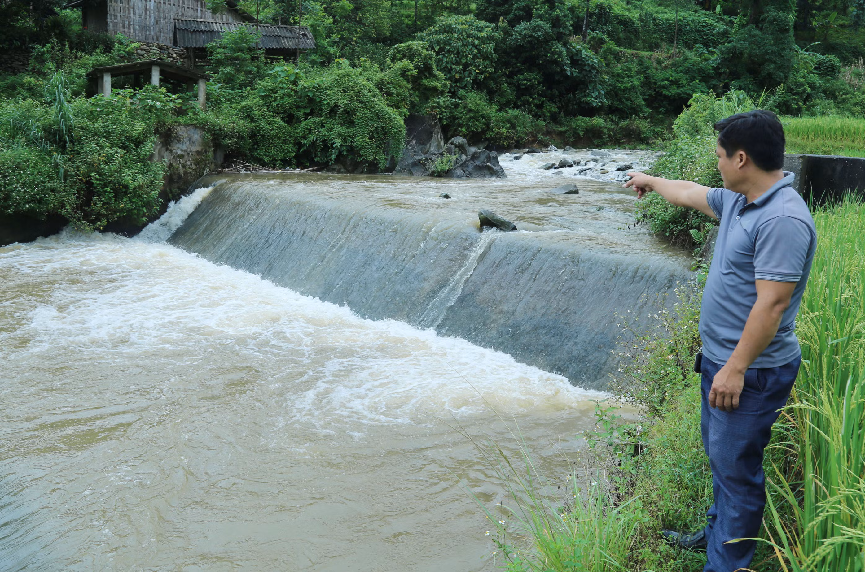 Đập tràn đưa nước về ruộng. Đập tràn đưa nước về ruộng.