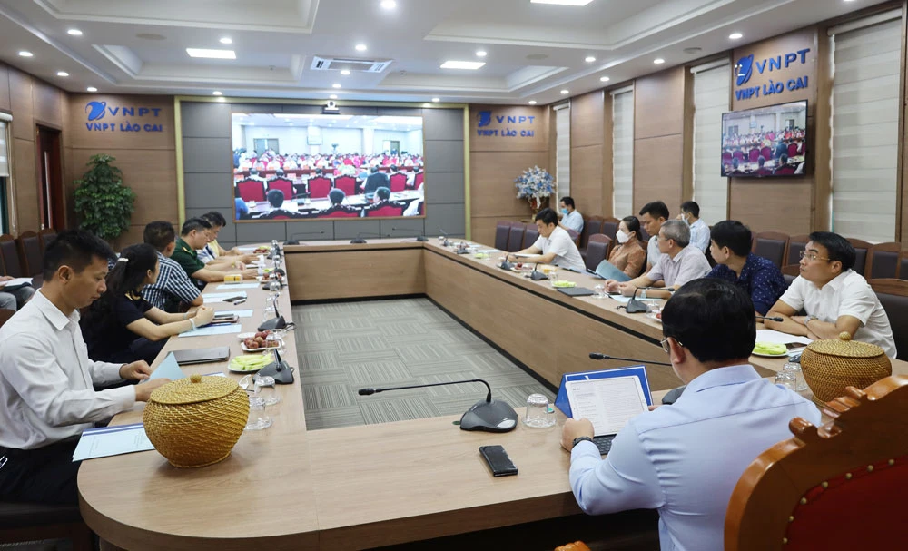 Các đại biểu Lào Cai theo dõi hội nghị.