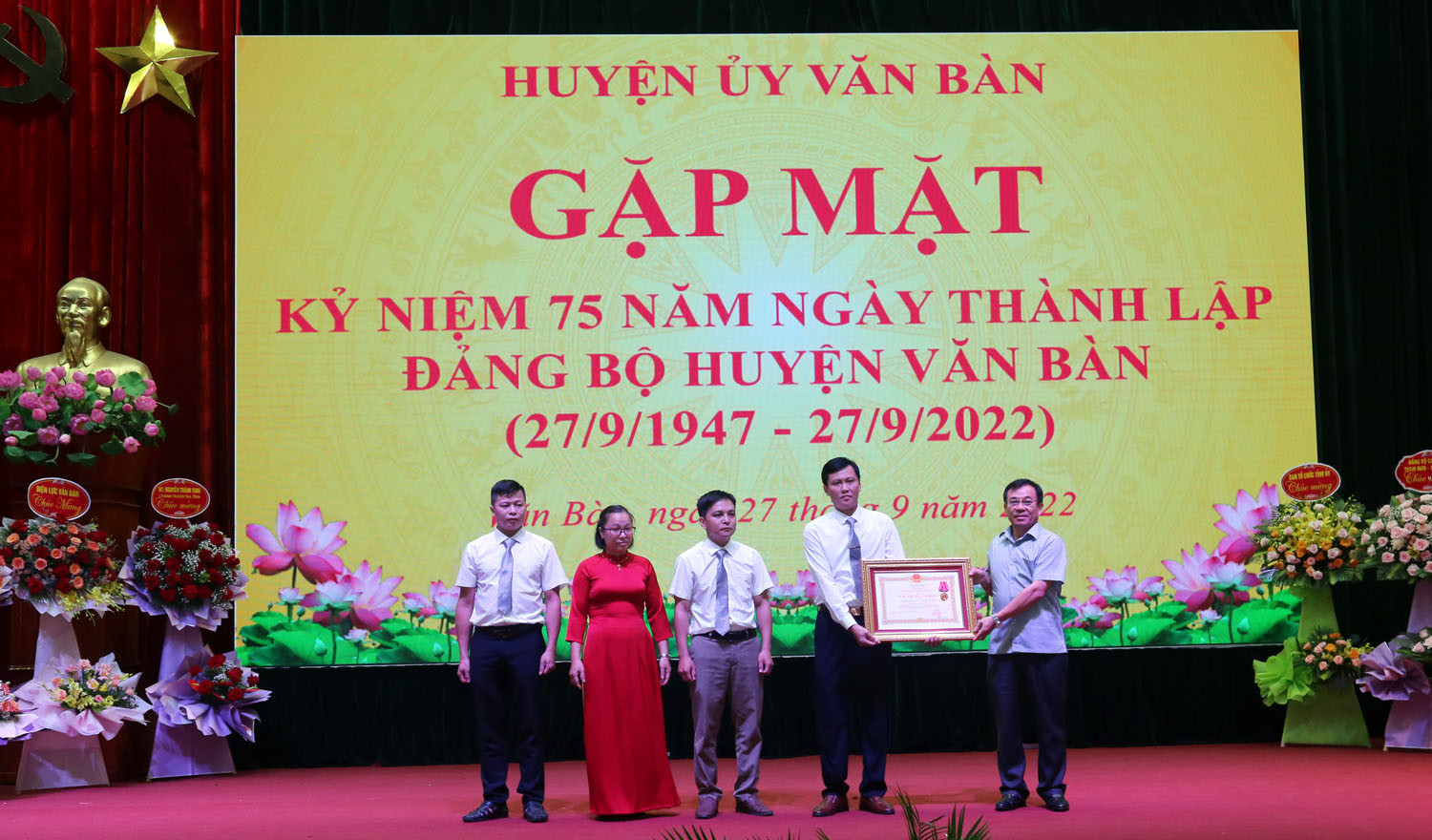 Văn Bàn gặp mặt kỷ niệm 75 năm ngày thành lập Đảng bộ huyện ảnh 4 Văn Bàn gặp mặt kỷ niệm 75 năm ngày thành lập Đảng bộ huyện ảnh 4