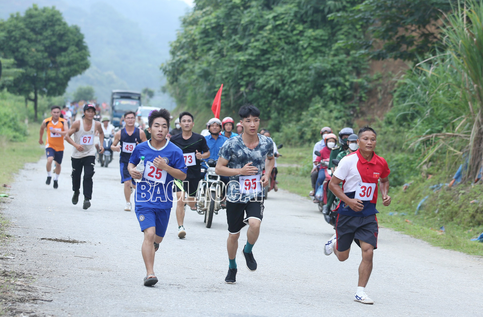 Khai mạc Giải chạy bán Marathon “Về thượng nguồn Lũng Pô - Nơi con sông Hồng chảy vào đất Việt” ảnh 8