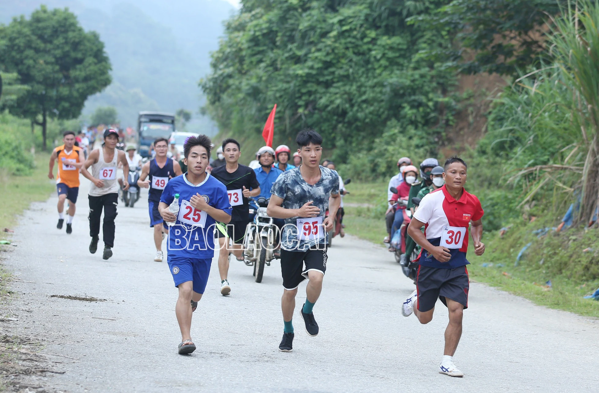 Khai mạc Giải chạy bán Marathon “Về thượng nguồn Lũng Pô - Nơi con sông Hồng chảy vào đất Việt” ảnh 8 Khai mạc Giải chạy bán Marathon “Về thượng nguồn Lũng Pô - Nơi con sông Hồng chảy vào đất Việt” ảnh 8