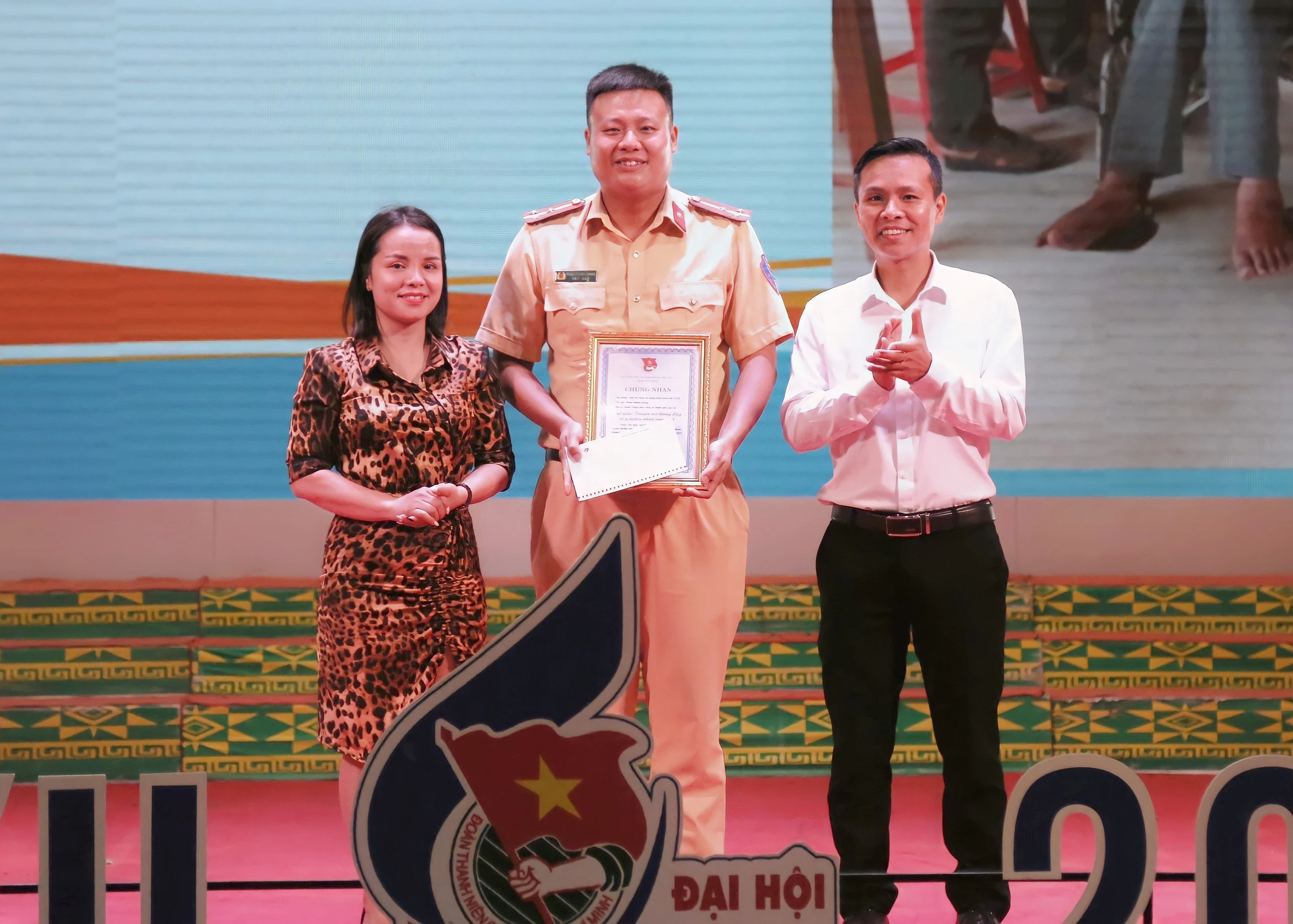 Tác phẩm "Bữa cơm tất niên tại điểm trường Liên cấp" - tác giả Vũ Mạnh Thắng (Đoàn Thanh niên Công an thành phố Lào Cai) đoạt giải Nhất cuộc thi. Trao 2 giải Nhì cho các tác giả. Trao 2 giải Ba cho các tác giả. Tác phẩm "Tuổi trẻ công an trong chiến dịch cấp căn cước công dân" - Tác giả: Phạm Hoàng Giang (Đoàn thanh niên Công an thành phố Lào Cai) đoạt Giải chuyên đề Tác phẩm truyền tải thông điệp có ý nghĩa nhân văn nhất. Hai tác giả đoạt Giải chuyên đề tác phẩm có nhiều lượt like.