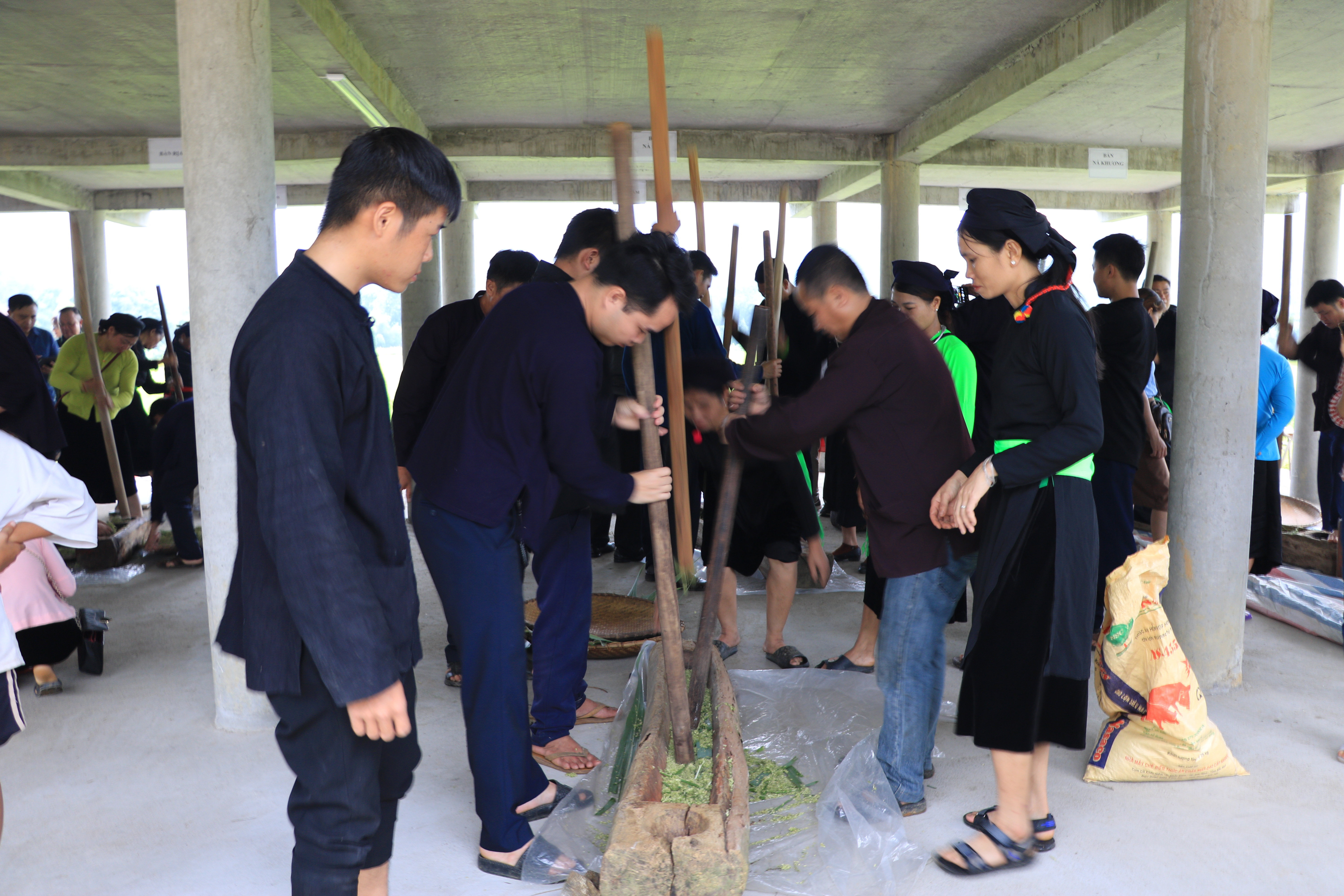 Các đội thi giã cốm.