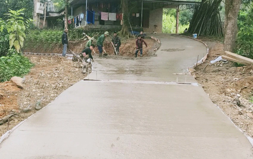 Người dân thôn Bảo Nhai đổ bê tông đường giao thông nông thôn.
