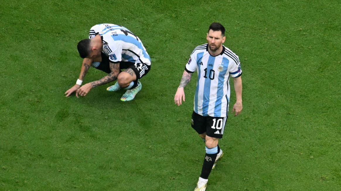 Ngôi sao của đội tuyển Argentina Lionel Messi lê bước rời sân sau thất bại trước Saudi Arabia.
