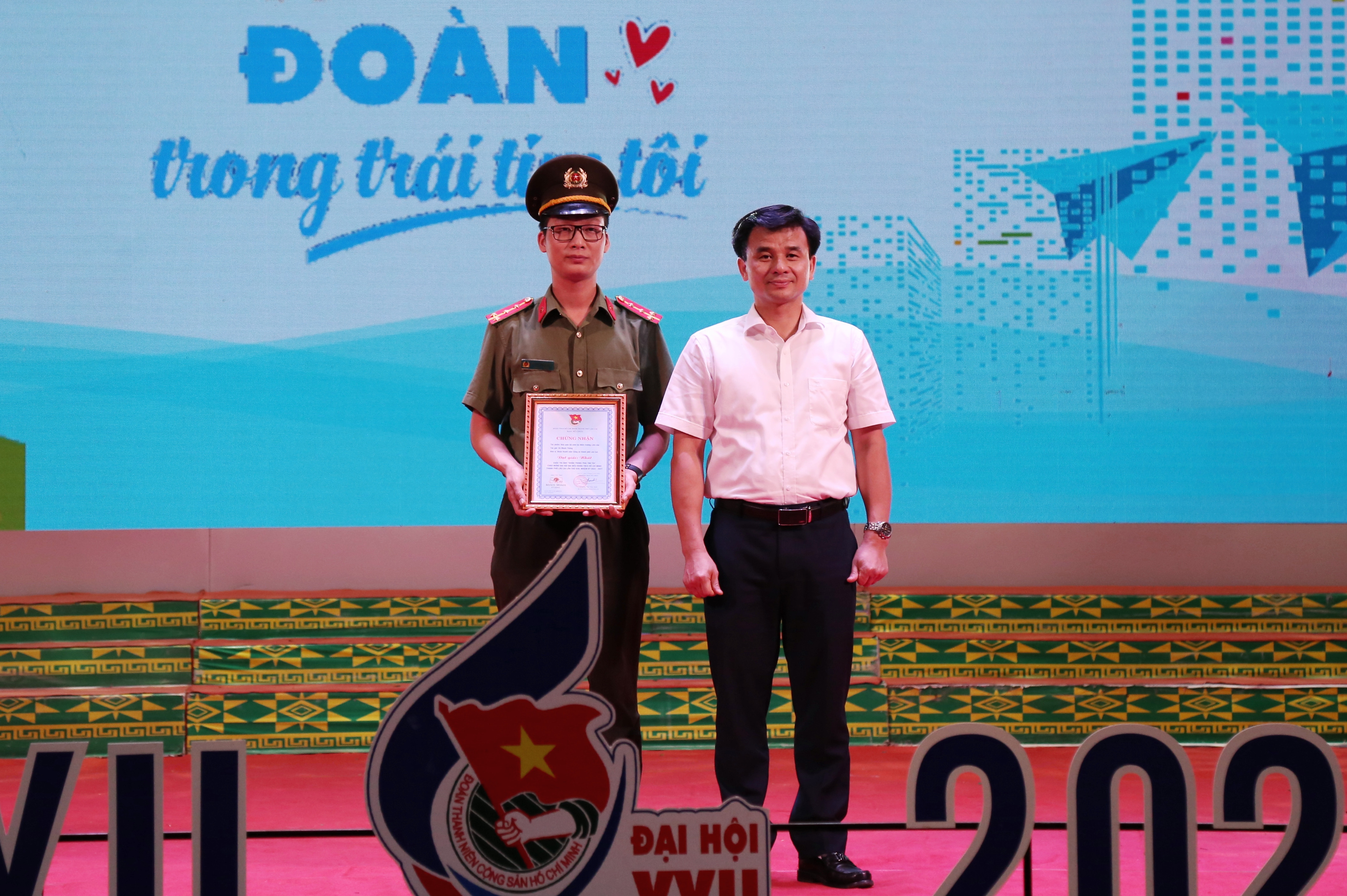 Tác phẩm "Bữa cơm tất niên tại điểm trường Liên cấp" - tác giả Vũ Mạnh Thắng (Đoàn Thanh niên Công an thành phố Lào Cai) đoạt giải Nhất cuộc thi. Trao 2 giải Nhì cho các tác giả. Trao 2 giải Ba cho các tác giả. Tác phẩm "Tuổi trẻ công an trong chiến dịch cấp căn cước công dân" - Tác giả: Phạm Hoàng Giang (Đoàn thanh niên Công an thành phố Lào Cai) đoạt Giải chuyên đề Tác phẩm truyền tải thông điệp có ý nghĩa nhân văn nhất. Hai tác giả đoạt Giải chuyên đề tác phẩm có nhiều lượt like.