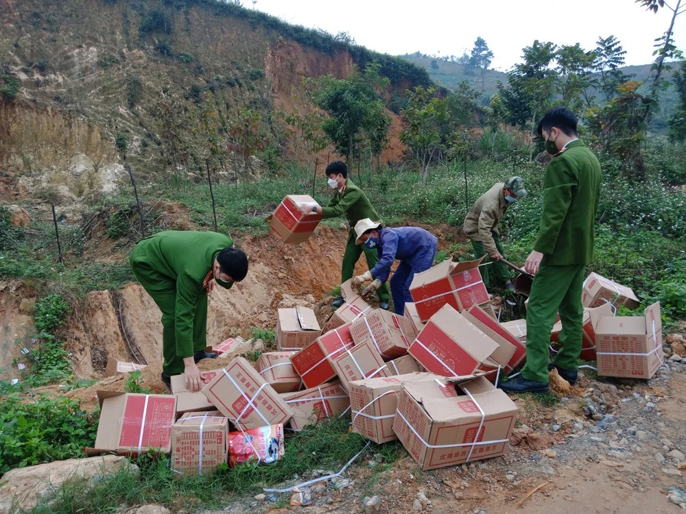Công an huyện Bảo Thắng tiêu hủy lô hàng.