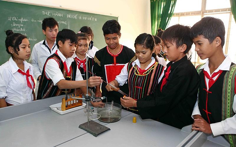 Giờ thực hành môn Hóa học của học sinh Trường phổ thông Dân tộc nội trú huyện Krông Bông (Đắk Lắk). Giờ thực hành môn Hóa học của học sinh Trường phổ thông Dân tộc nội trú huyện Krông Bông (Đắk Lắk).